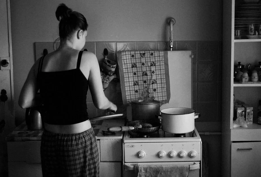 Бытовуха. Женщина и бытовуха. Женщина на кухне бытовуха. Ботавуха. Муж оставшийся без жены