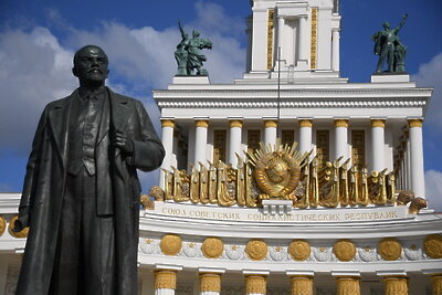    Памятник В. И. Ленину у павильона №1 "Центральный" на ВДНХ в Москве. ©Алексей Филиппов РИА Новости