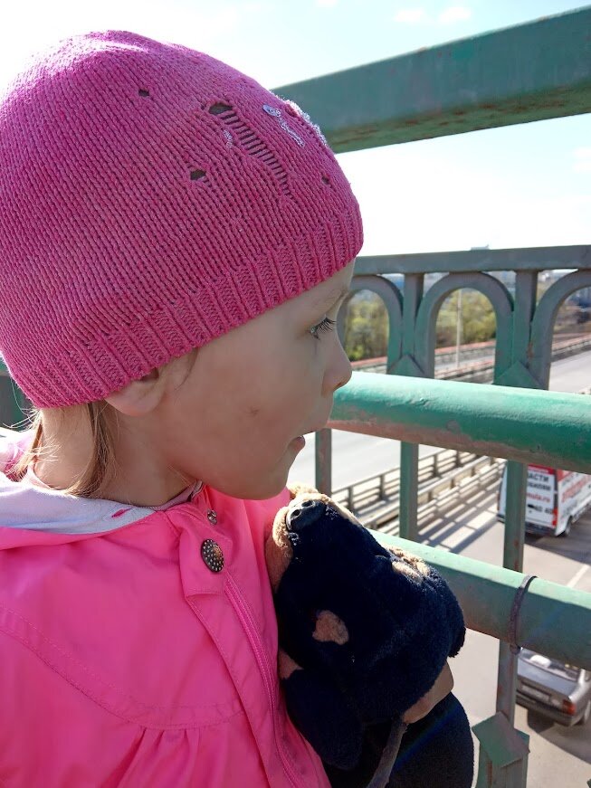 Нашла фотографии с тех наших прогулок. Видите, какая Саня чумазая? Зато на лице искреннее удивление!