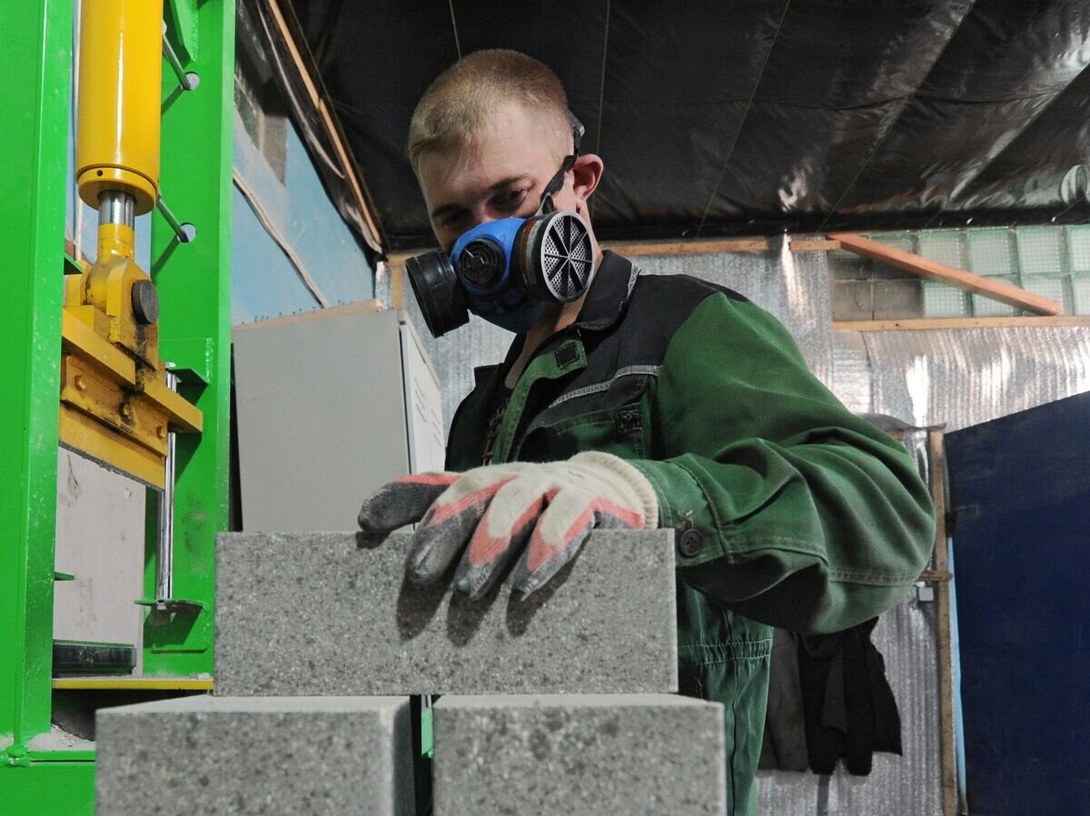    Рабочий в цехе завода по изготовлению гиперпрессованных строительных материалов© РИА Новости / Алексей Сухоруков