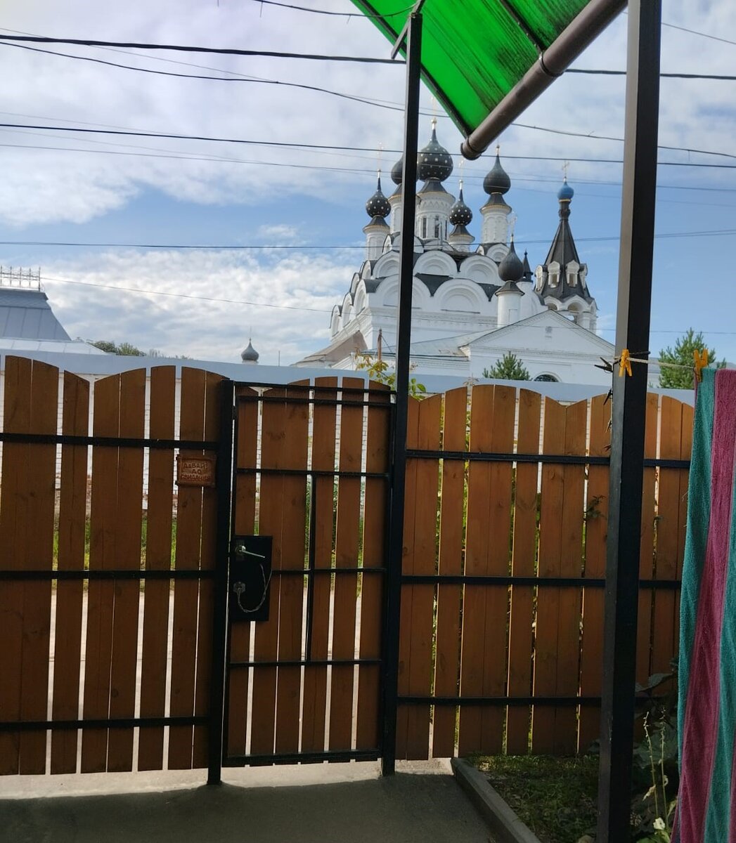 Через дорогу начинаются достопримечательности, и слышны колокольные звоны.