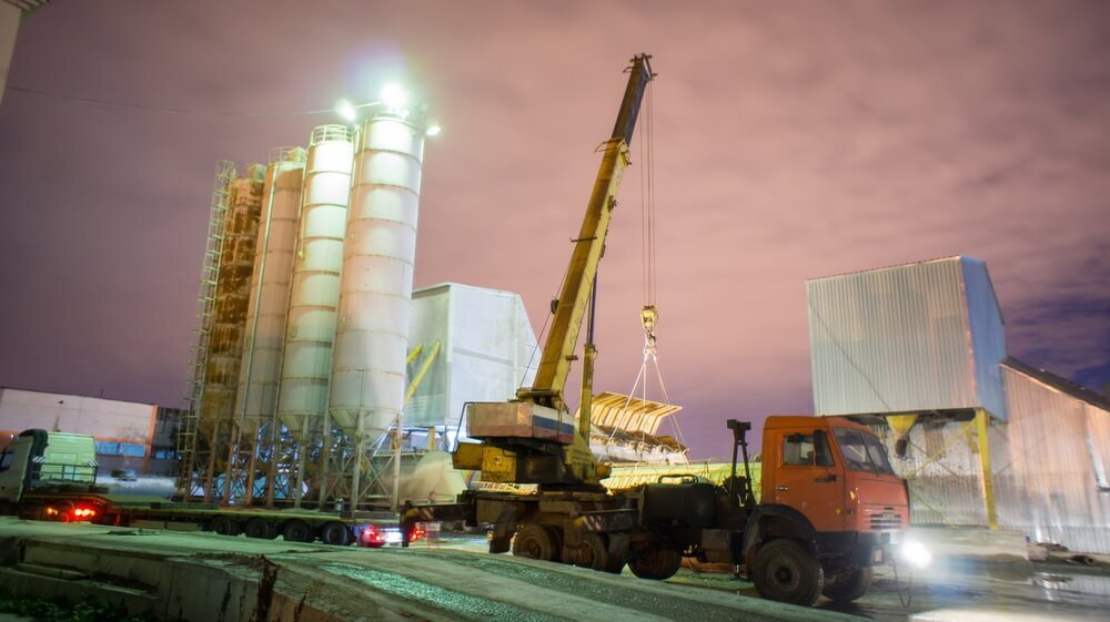 А это я сам году в 2016 ездил фоткать погрузку какой-то очередной негабаритной штуки. Замёрз, промок, накричался — классика