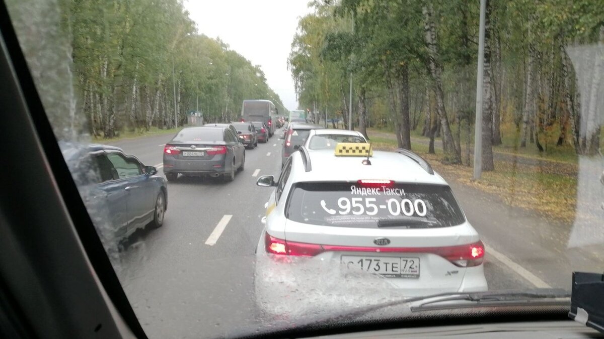     В 6 километрах от Тюмени на Червишевском тракте наблюдается огромные заторы. Тюменцы жалуются, что машины просто не могут проехать.