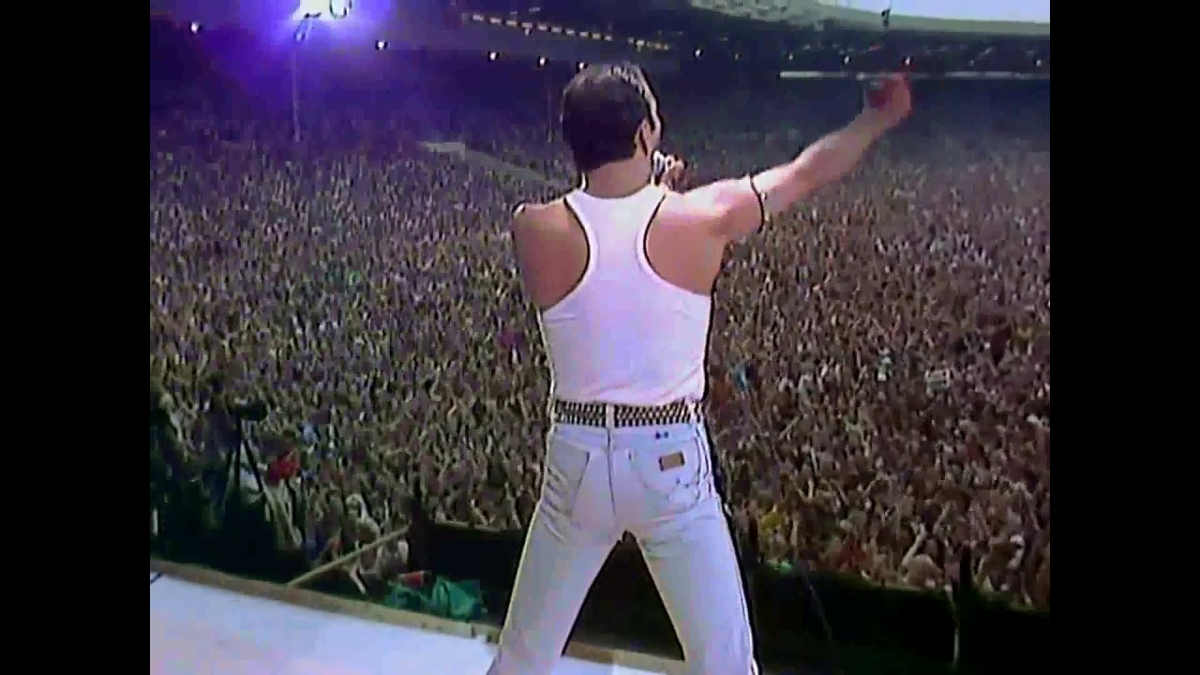 Freddie live. Freddie Mercury Live Aid 1985. Квин Уэмбли 1985. Фредди Меркьюри Уэмбли 1985. Концерт Live Aid 1985 Queen.