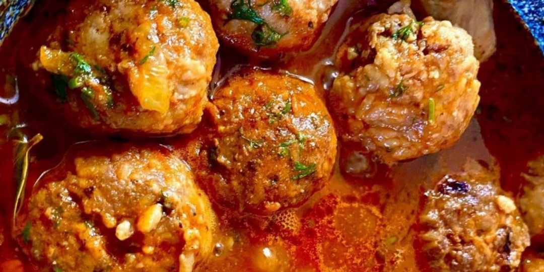 Особенно вкусные тефтели с рисом и подливкой на сковороде из куриного фарша. Делюсь секретом для особенного вкуса