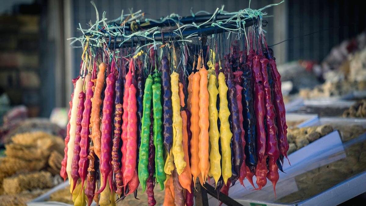    Разноцветная чурчхела, подвешенная на стойке:Pixabay