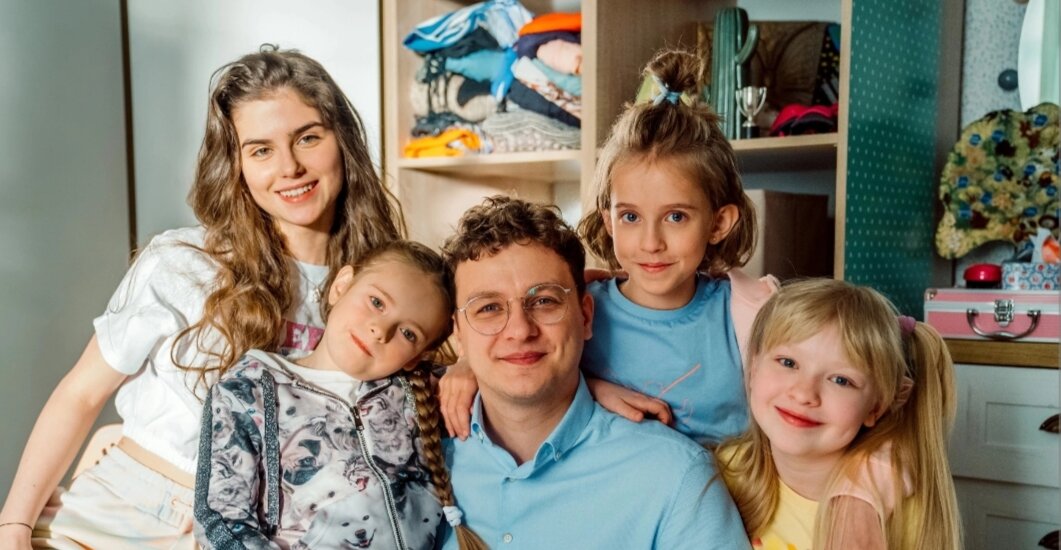 Веник со своими доченьками.