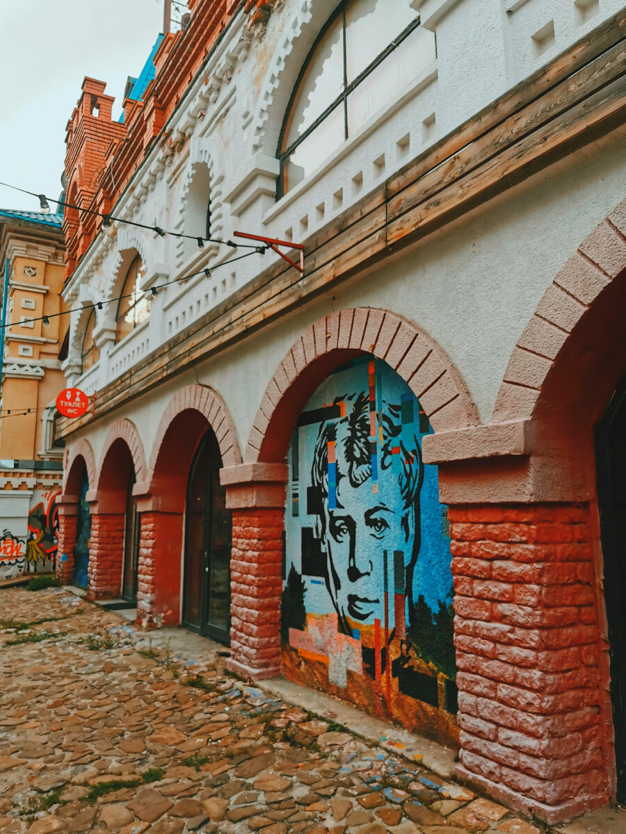 "Инстаграмная улица" рядом с бункером Сталина в Москве. Что это вообще такое?