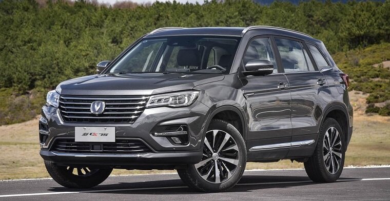 На фото: Кроссовер Changan CS75 FL