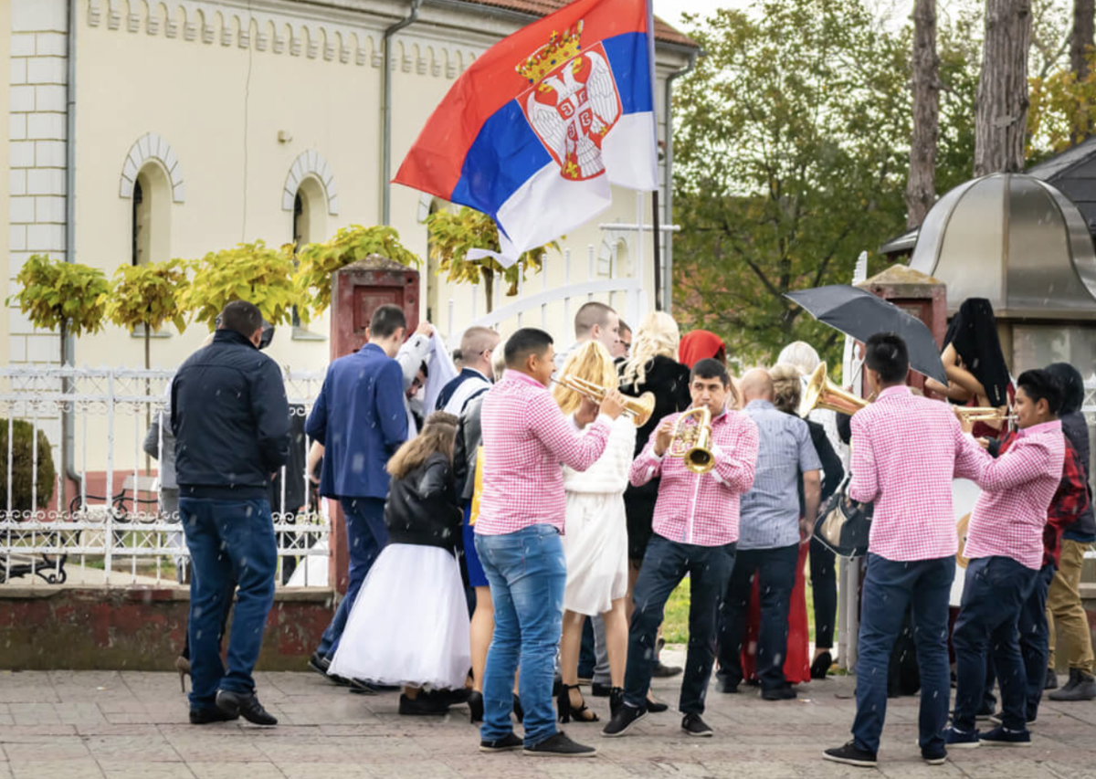 Какая же свадьба без оркестра? А вот и флагоносец. Фото Shutterstock