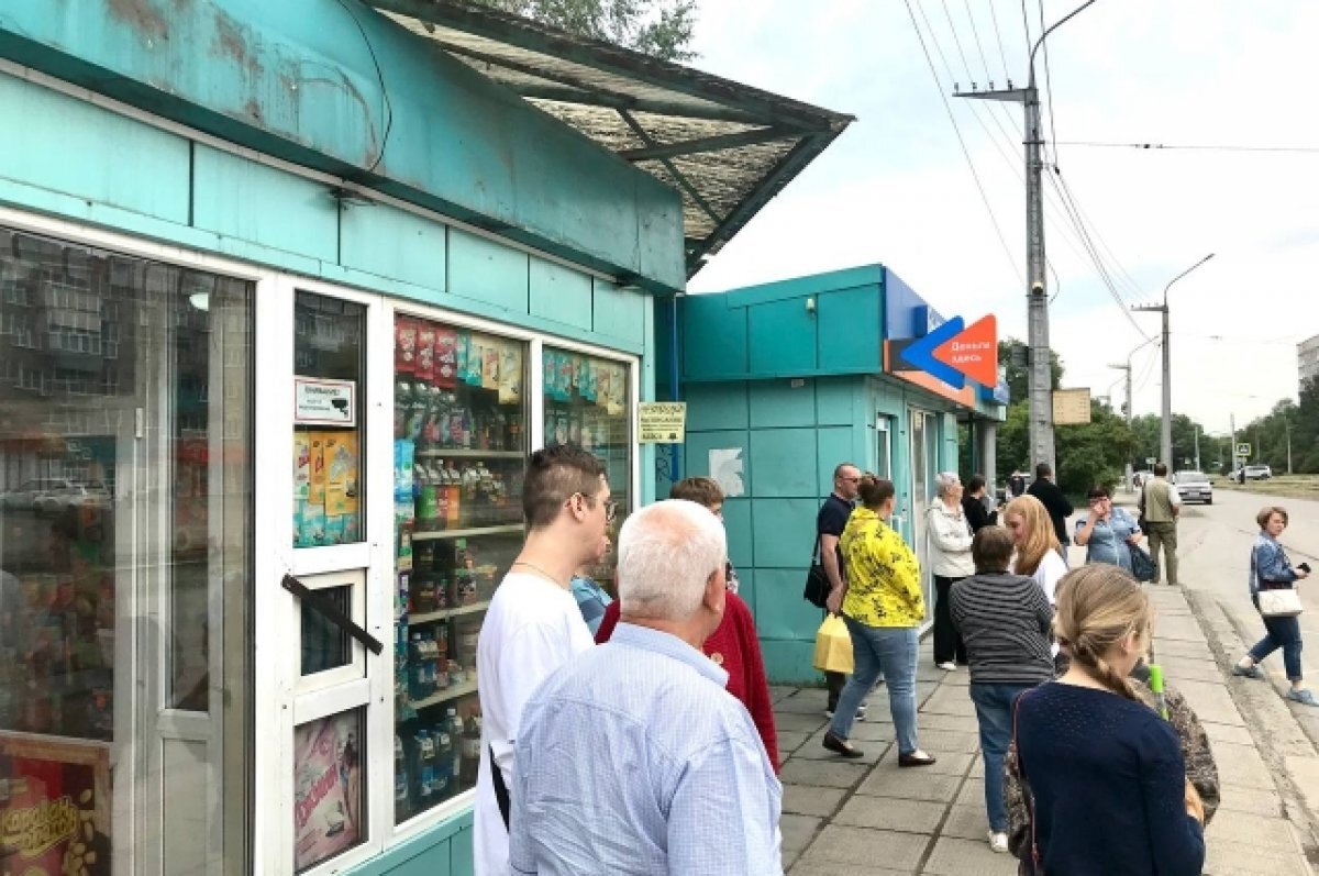    Кузнецов провёл встречу с жителями и подчинёнными.