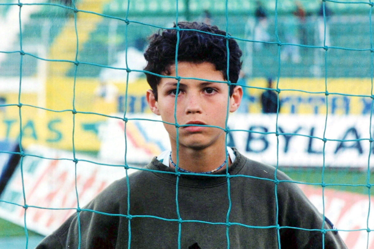     Тяжелое детство Криштиану Роналду: воровал еду, плакал из-за буллинга и бросал стулья в учителей