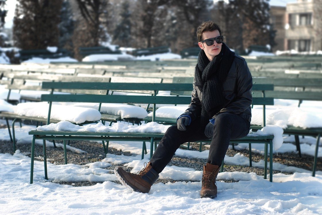 красивый мужчина зимой. норвежский свитер мужской. парень в зимней одежде. даниэль иллескас 2022. зимняя фотосессия мужчина.
