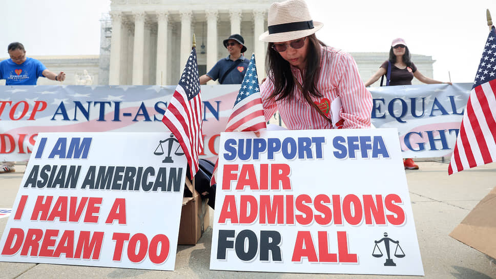 Фото: Evelyn Hockstein / Reuters📷Демонстранты, выступающие против «позитивной дискриминации» при приеме в вузы (Вашингтон)