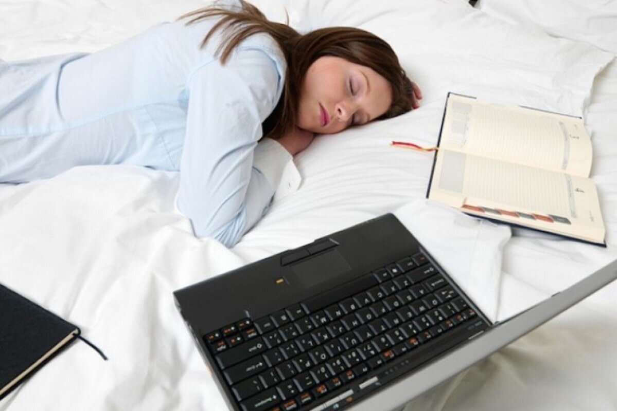 Sleep during the day. спящий человек. подушка девушка. фото спящего человека в кровати. Sleep during the day.