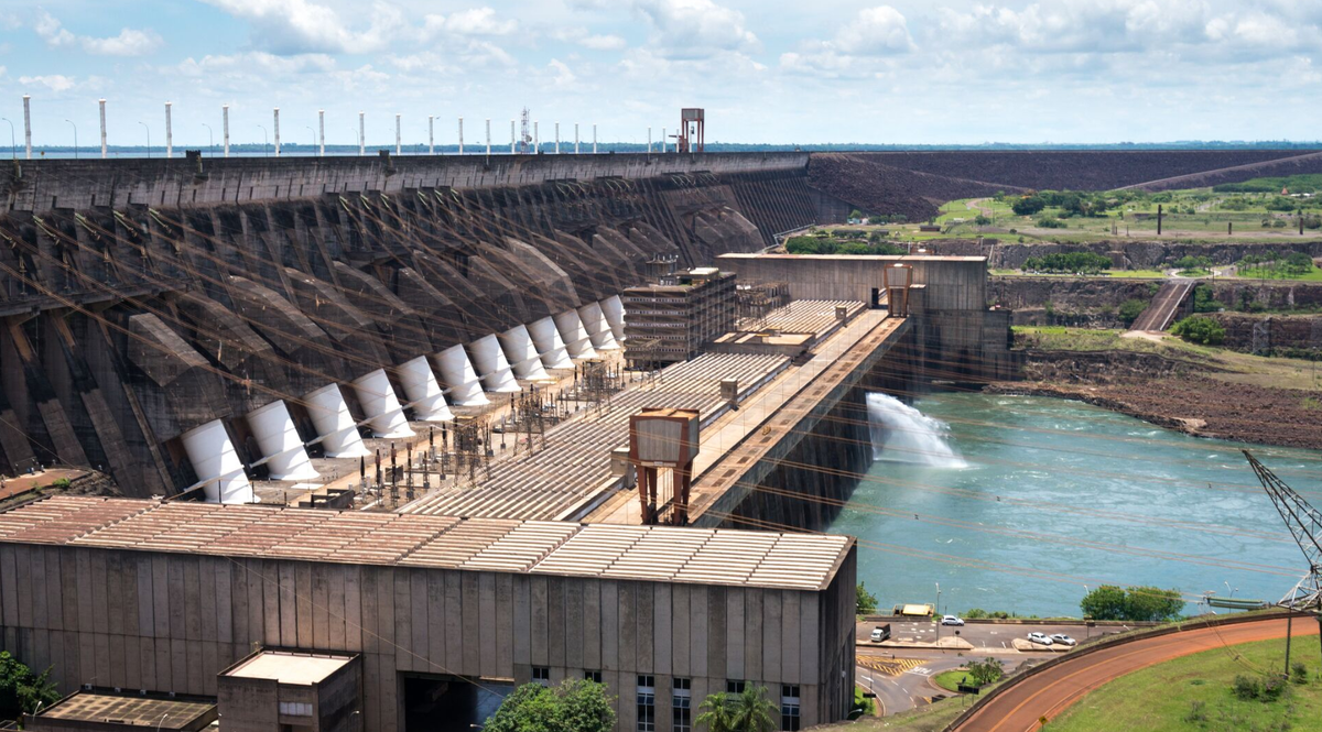 В каком районе находится крупная гэс. Гидроэлектростанция Итайпу. Итайпу Парагвай. Самая большая ГЭС. Плотина.