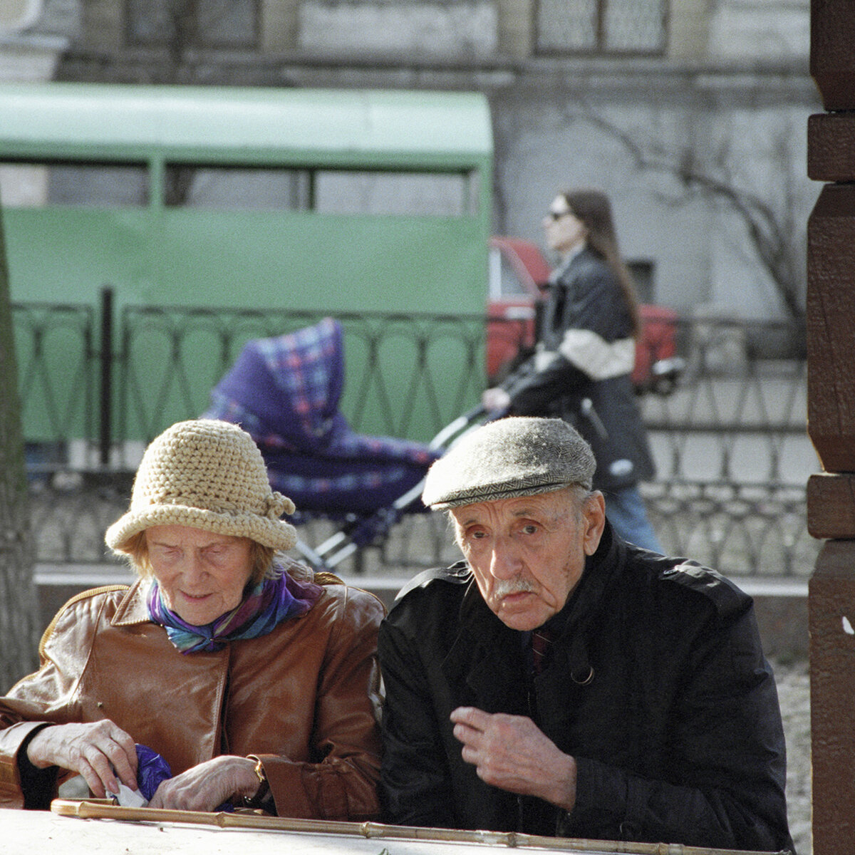Голодные старики. Бедный старик. Бедные пенсионеры. Румынские пенсионеры. Старики в России.