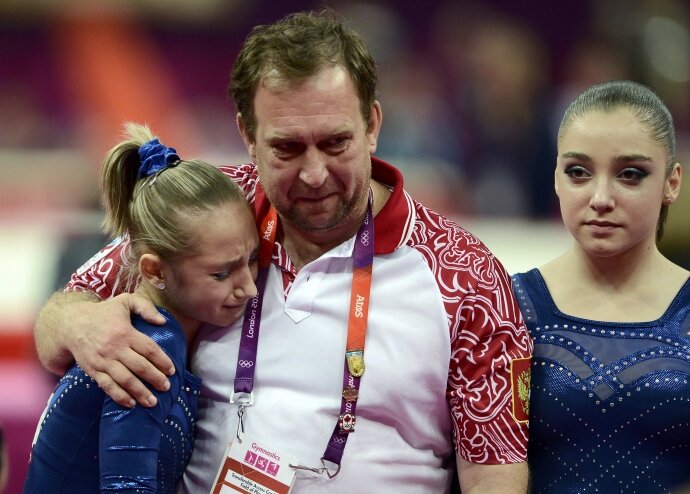 Плачущая Вика после оглашения результатов.