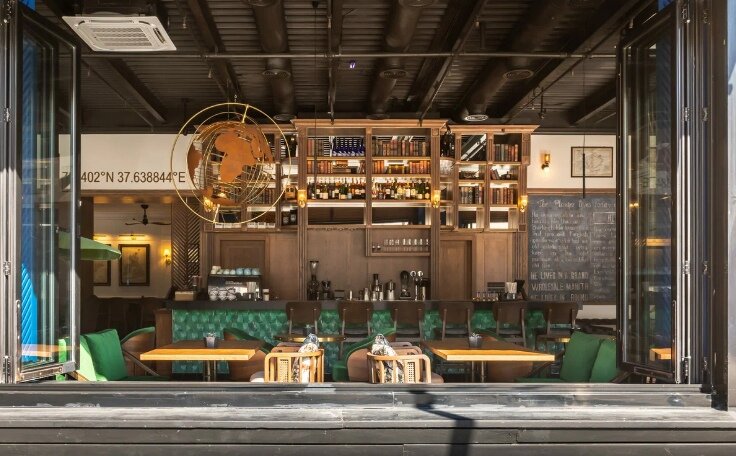 Панорамное окно ресторана "География" на Покровке