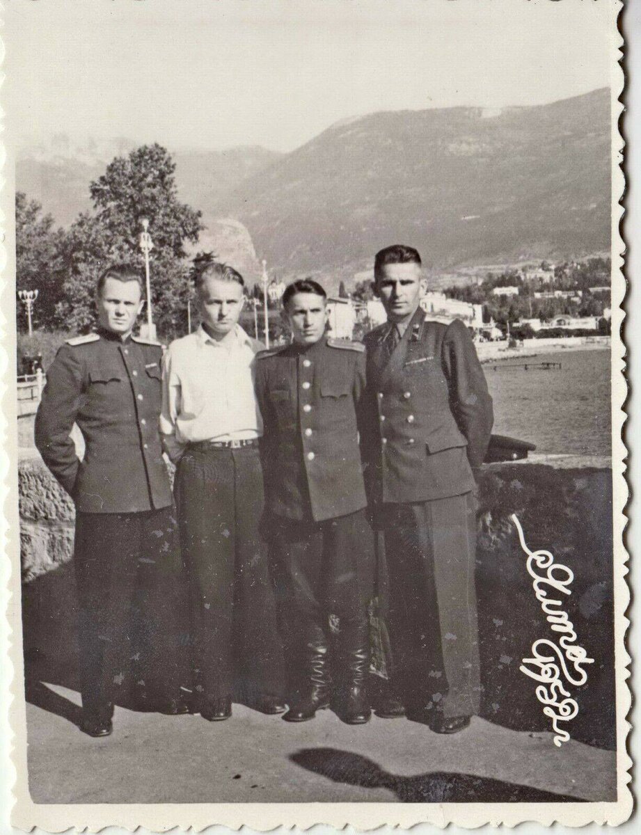 Группа офицеров на набережной Ялты. 1952 год