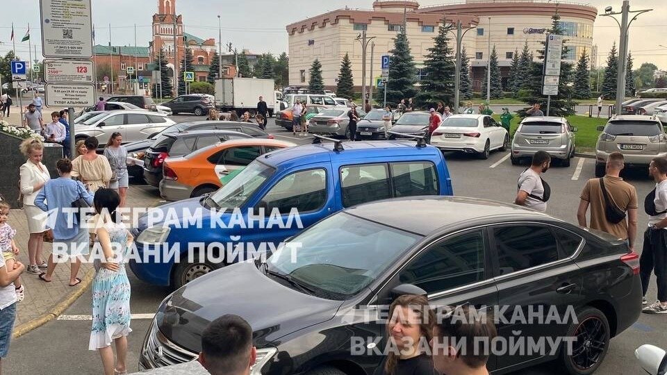     В Казани эвакуировали торгово-офисный центр «Сувар Плаза». Об этом сообщил Telegram-канал «В Казани Поймут».