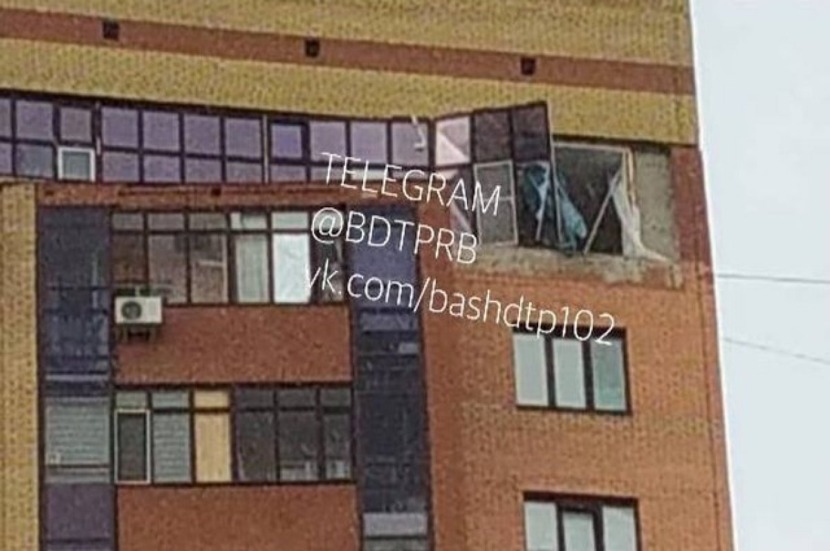    Ураганный ветер в Уфе вынес окна, сорвал крыши и повалил деревья