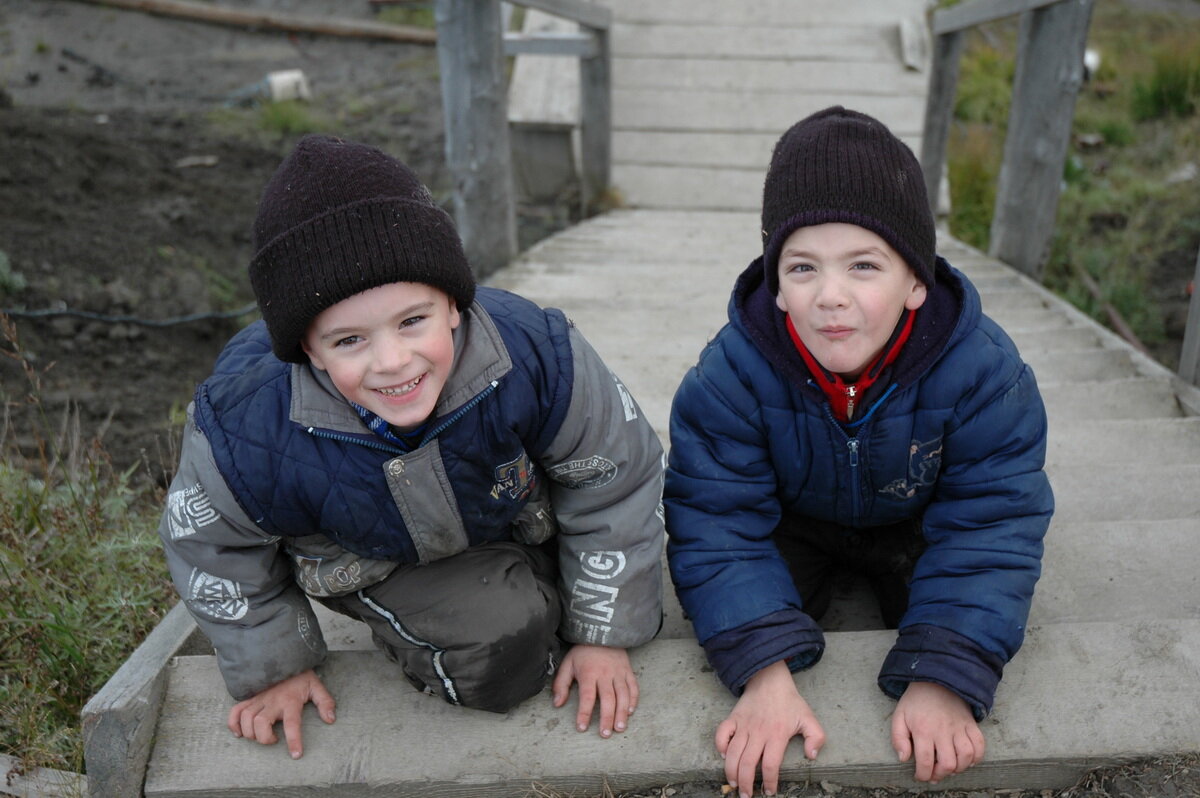 Вот такие они - мальчишки Русского Устья. На лестнице, ведущей с крутого берега села. Фото автора
