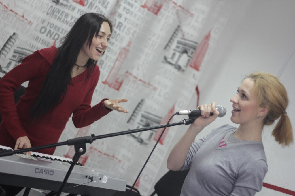 Лучший преподаватель вокала. Педагог по вокалу. Занятия вокалом для детей. Лучший преподаватель вокала. Вокальный тренинг.