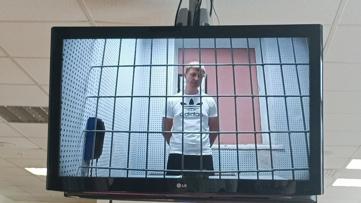     Чиновник подозревается в получении 15,8 млн рублей взятки от подрядчика через посредника.