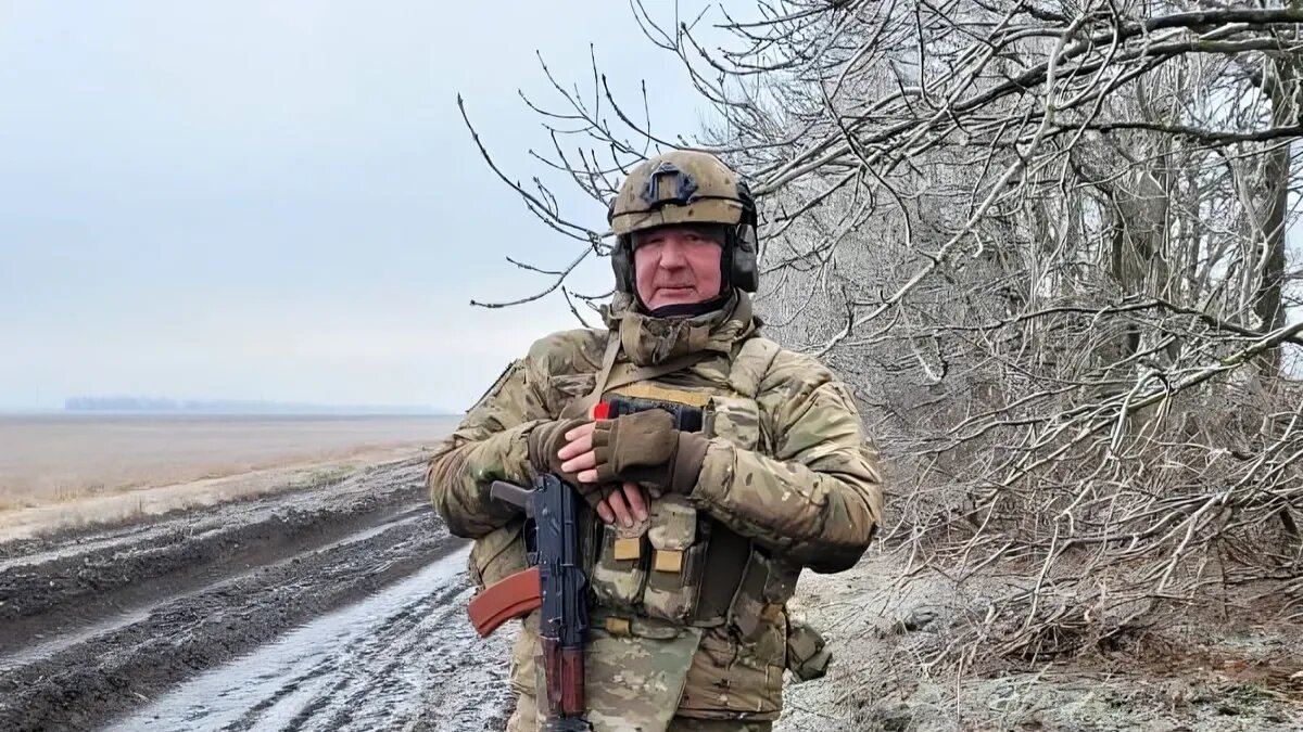 Дмитрий Рогозин в импортной военной форме. Теперь он непонятно кто. То ли будущий глава свободной от бандеровцев Украины, то ли командир собственной группы по примеру Пригожина, то ли просто болтается. как... Яркий пример того, кого и как у нас назначают - хоть министром, хоть шутом, хоть чертом.