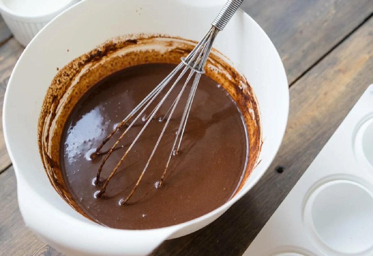 Приготовление шоколадной глазури. Глазурь из какао. Ганаш для торта шоколадный. Как приготовить помадку для торта. Торт прага украшение.