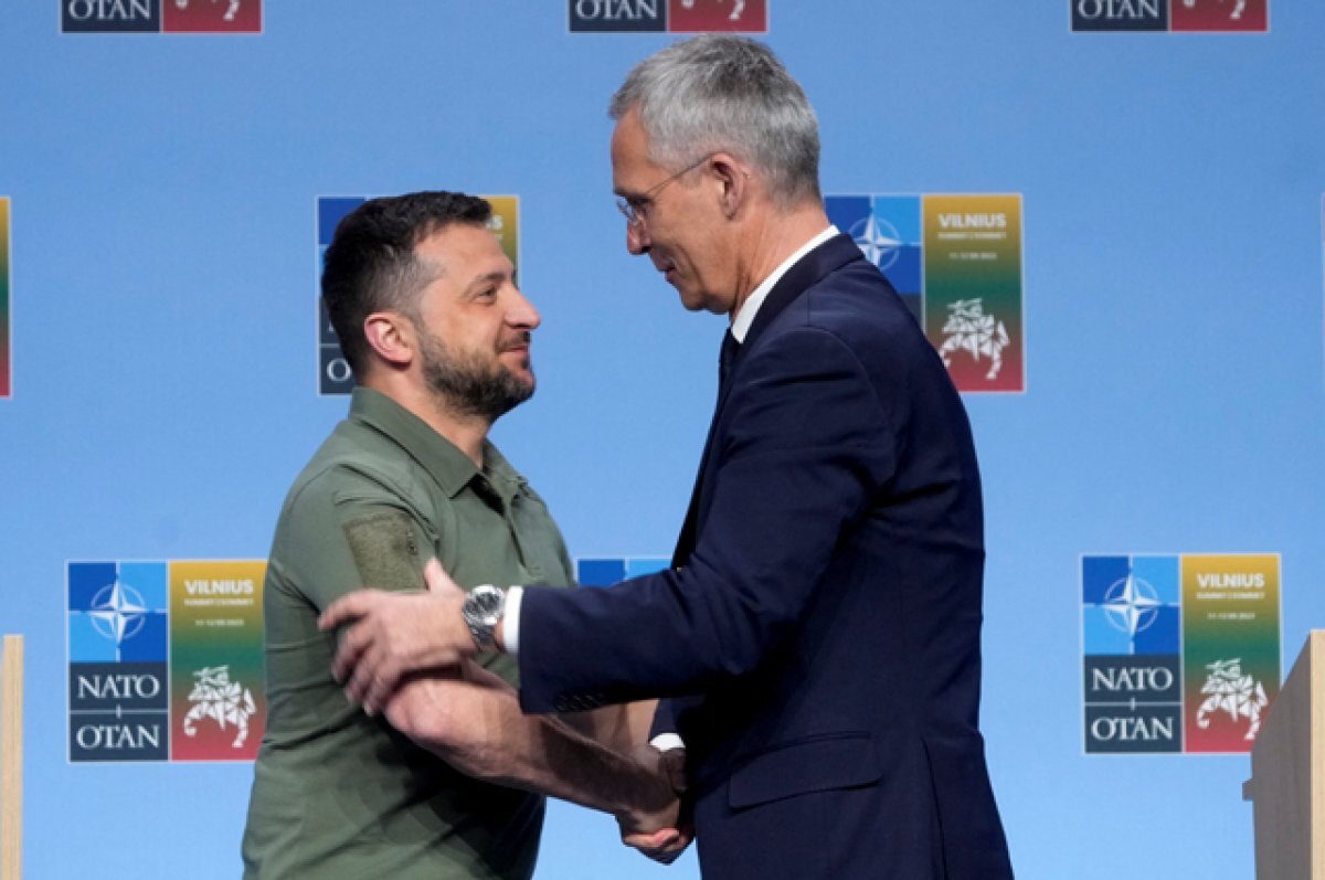    Президент Украины Владимир Зеленский (слева) и генеральный секретарь НАТО Йенс Столтенберг на саммите лидеров НАТО в Вильнюсе