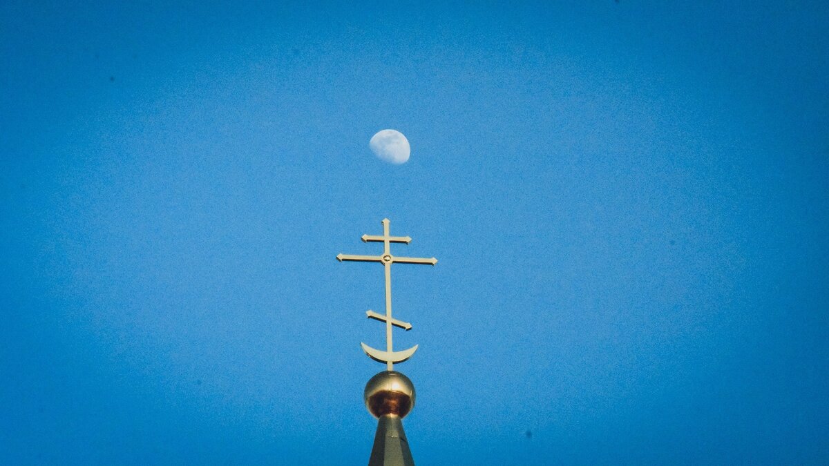     Проведены молебны и множество людей пришло помолиться перед святыней.