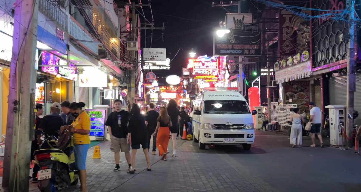 Туристы в Паттайе порой влипают в неприятности, поэтому в тех местах, где их больше всего, часто дежурит особая туристическая полиция