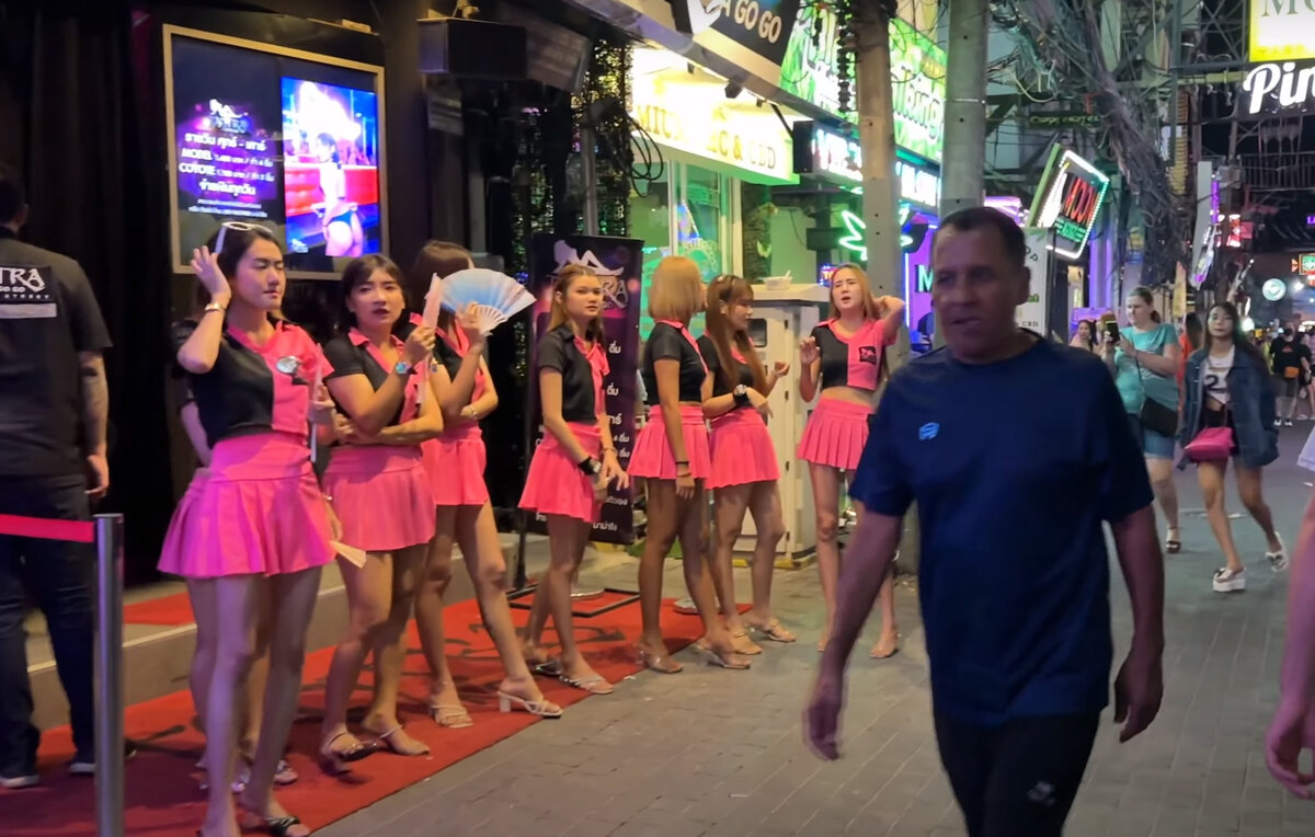 Девчонки-сотрудницы зазывают мужчин в ночной клуб