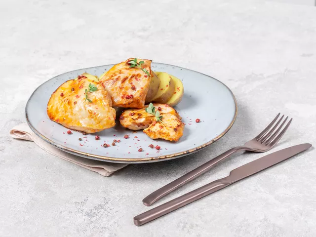 Куриные грудки с майонезом на сковороде