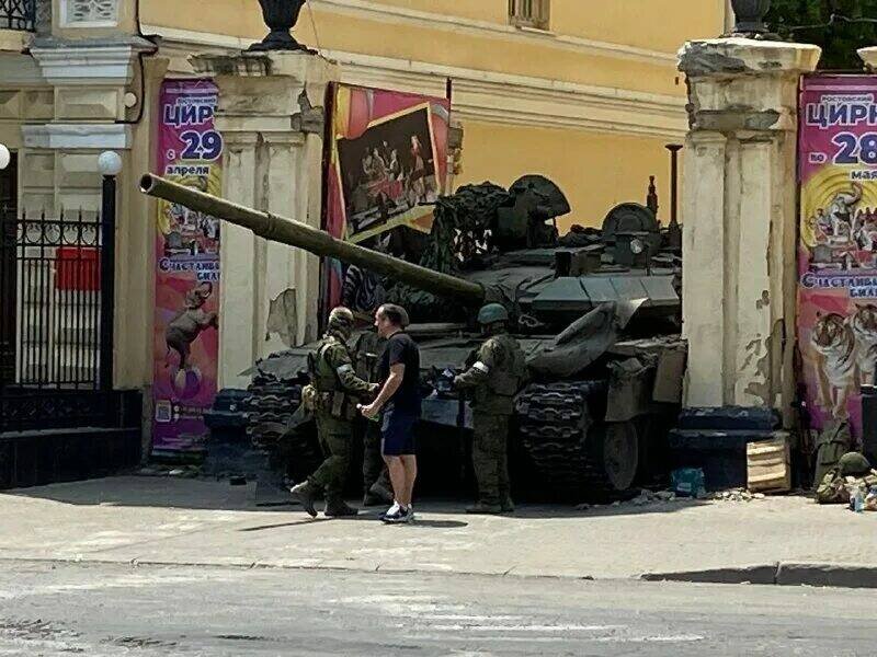 Танк вагнеров, застрявший в воротах Ростовского цирка. Символично.