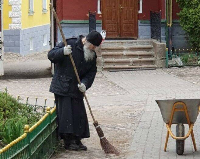 Монашеское послушание. Фото ppmon.ru