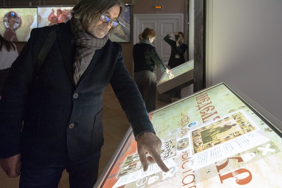 Тач-столы с мультимедийными каталогами по древнерусской живописи