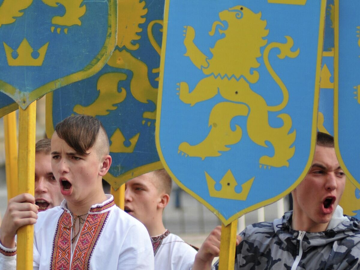    Участники марша в честь годовщины создания дивизии СС "Галичина"© РИА Новости / Павел Паламарчук