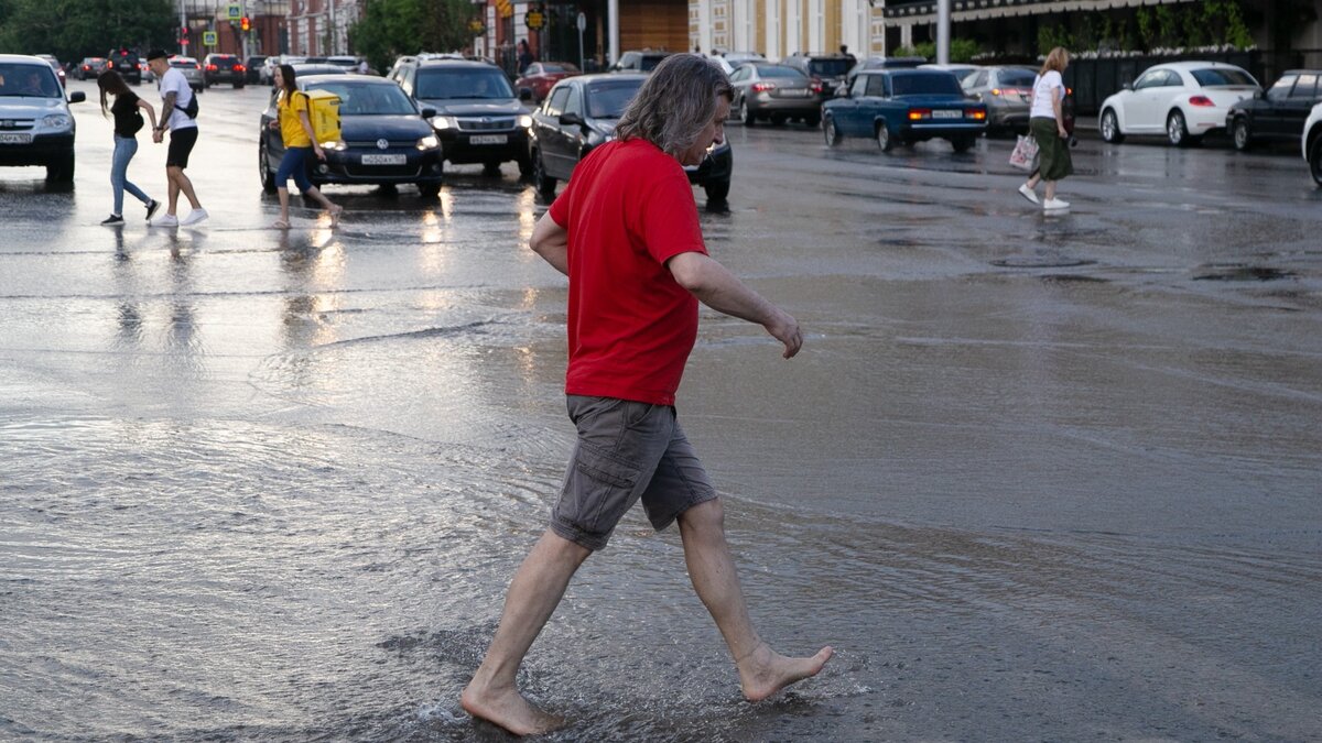     Треть месячной нормы осадков выпала в ночь с 13 на 14 июля в Тюмени. Только в Центральном административном округе с улиц было откачано порядка 240 кубометров воды.