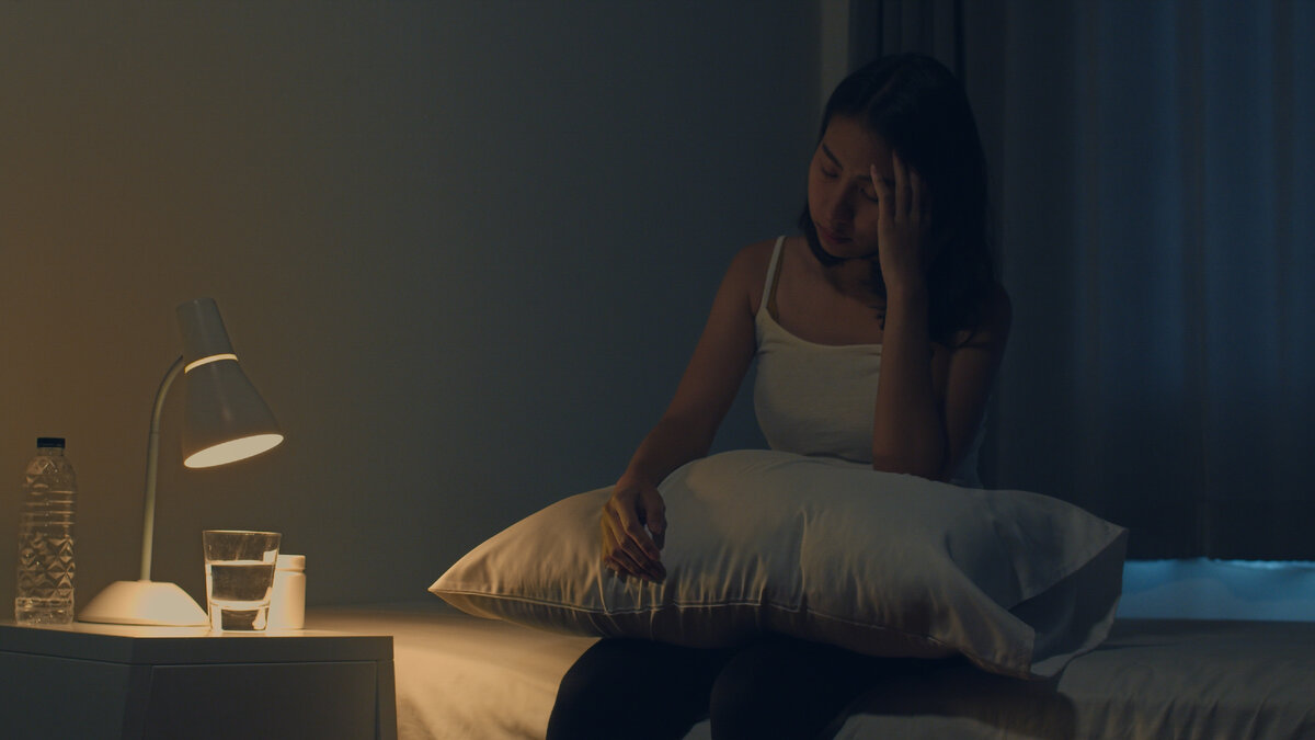 <a href="https://www.freepik.com/free-photo/beautiful-asian-young-woman-sitting-bed-take-sleeping-pill-night-medicine-bedroom-unhealthy-sick-indian-female-suffers-from-insomnia-headache-depressed-girl-holds-antidepressant-meds_6139093.htm#query=%D0%BD%D0%BE%D1%87%D0%BD%D1%8B%D0%B5%20%D0%BF%D0%B0%D0%BD%D0%B8%D1%87%D0%B5%D1%81%D0%BA%D0%B8%D0%B5%20%D0%B0%D1%82%D0%B0%D0%BA%D0%B8&position=14&from_view=search&track=ais">Image by tirachardz</a> on Freepik
