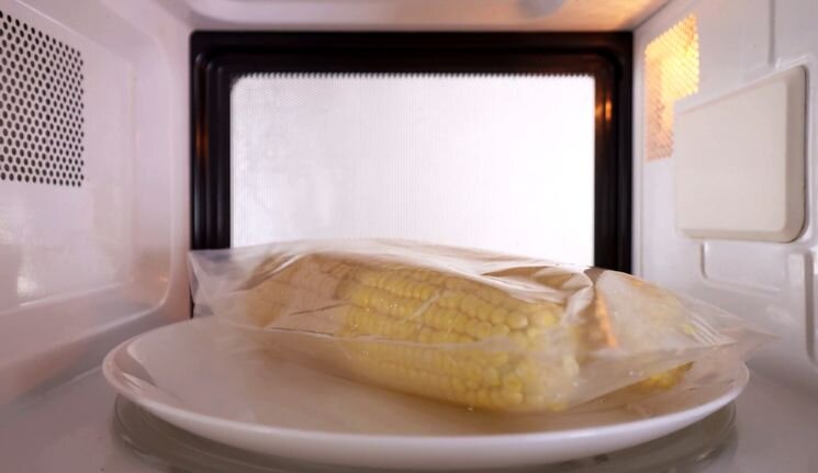 В микроволновке варить кукурузу в раз проще