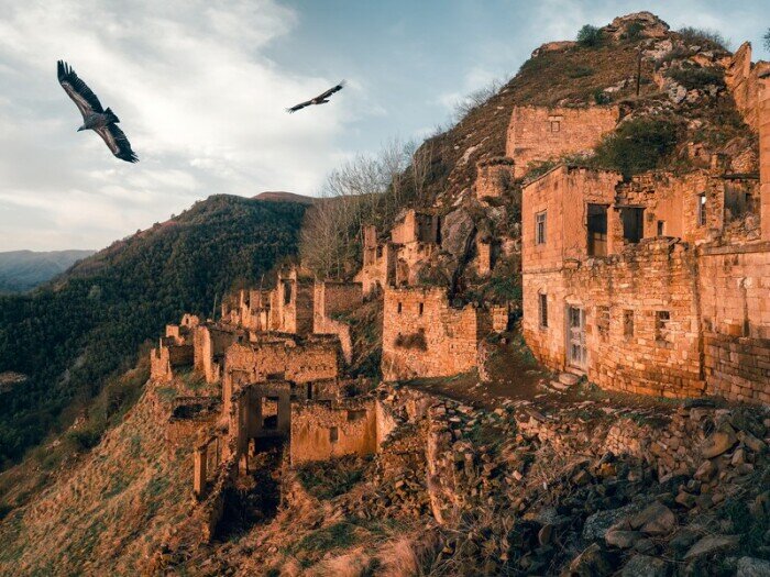 Высоко в горах, спрятанный за множеством каньонов и ущелий на склоне и вершине горы Гамсутльмеэр появилось удивительное поселение аварцев (Дагестан). | Фото: horosho-tam.ru.