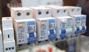 Тем  не менее на стороне УЗО — экономические факторы. Например, стоимость  электромеханического УЗО типа АС в 5–7 раз выше, чем защитного автомата.  Стоимость дифавтомата в большинстве случаев приблизительно равна  суммарной стоимости аналогичных УЗО и защитного автомата.