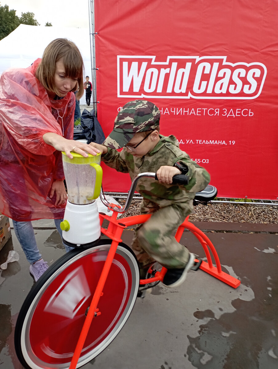 Алексей готовит коктейль