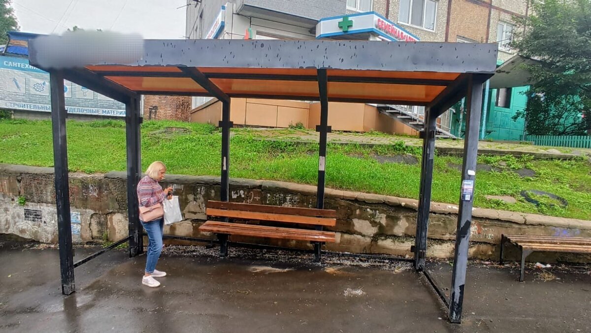     Буйный мужчина без причины повредил конструкцию остановки «Фуникулёр» в столице ДФО. Видео с его действиями быстро разлетелось по сети. Однако, помимо разрухи, после деяния вандала осталась масса вопросов: знает ли о произошедшем полиция? Будут ли его искать? И какой нанесён ущерб?