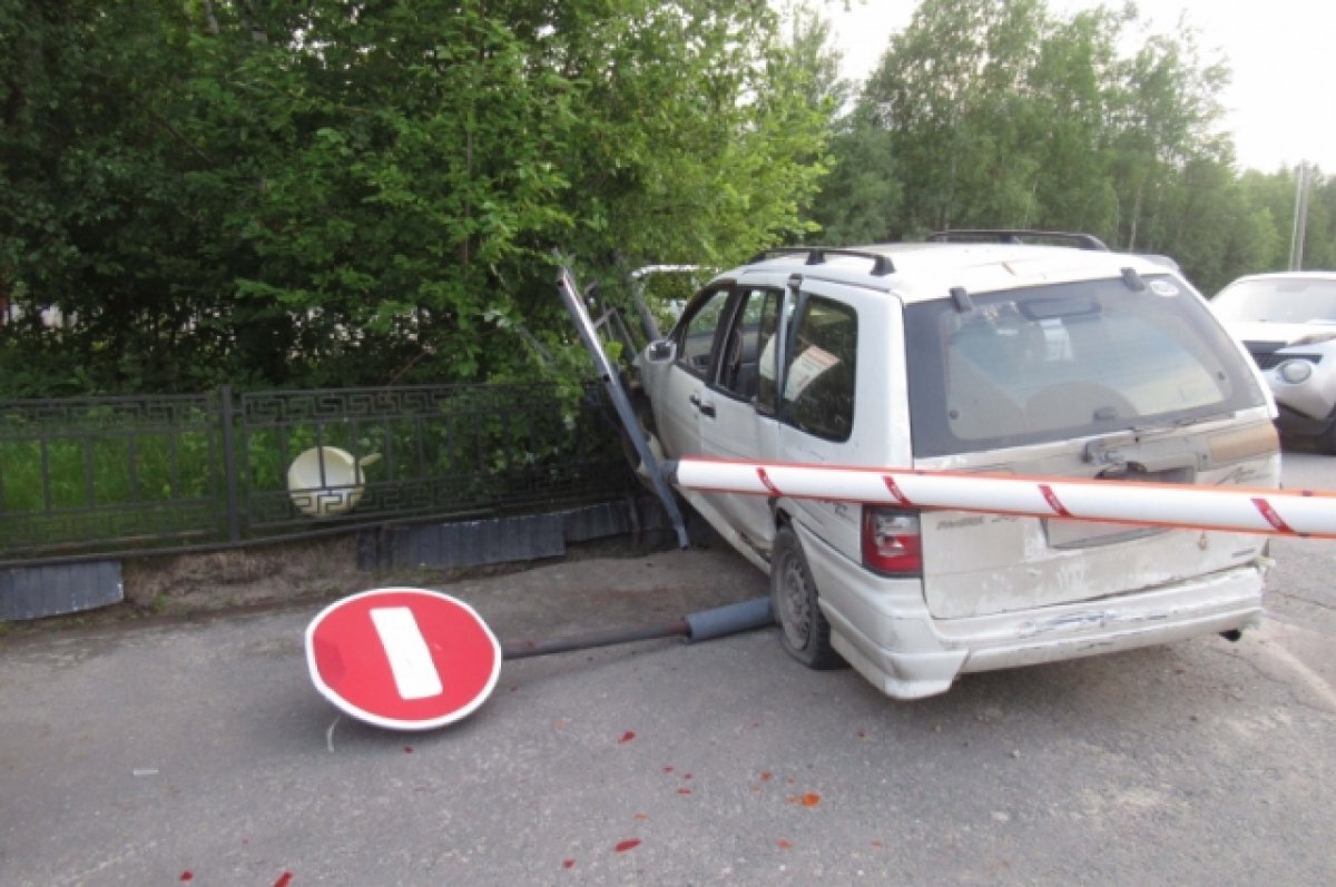   В Стрежевом мужчина врезался в забор на угнанном автомобиле