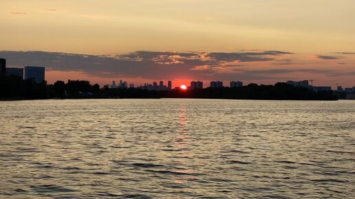 Закат у воды с видом на Москва-сити. Релакс виде