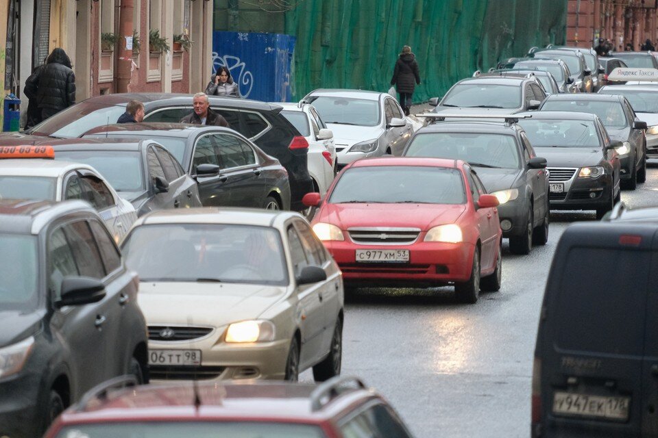    Длинная пробка образовалась на мосту Александра Невского в Петербурге. Артем КИЛЬКИН (архив)